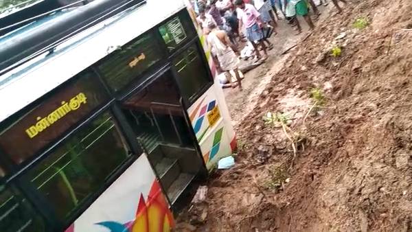five killed when a private bus struck a power line in thanjavur five killed when a private bus struck a power line in thanjavur