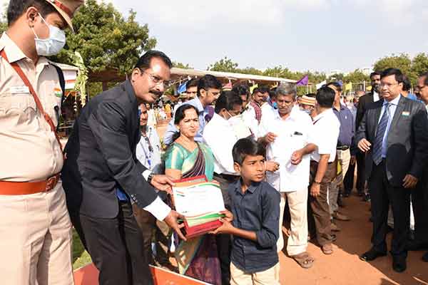  District Collector gives medal for 10 years old boy in Madurai