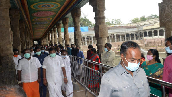 Chief Minister Edappadi Palanisamy visited Meenakshi Amman Temple in Madurai 