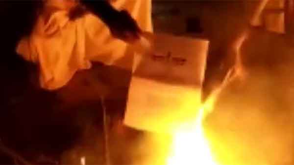 TN Farmers burn copies of farm laws TN Farmers burn copies of farm laws