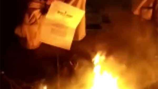 TN Farmers burn copies of farm laws TN Farmers burn copies of farm laws