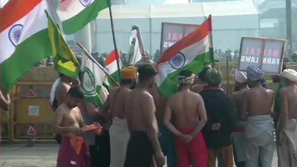  தேசியக்கொடியுடன் போராட்டம் 