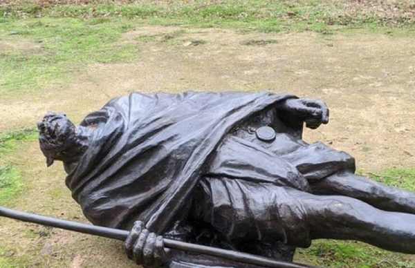 காந்தி சிலை சேதம்