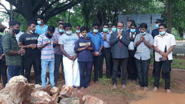 மீண்டும் நினைவு தூபி 