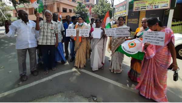 Condemning BJP IT wing executive, Mahila Congress protest 