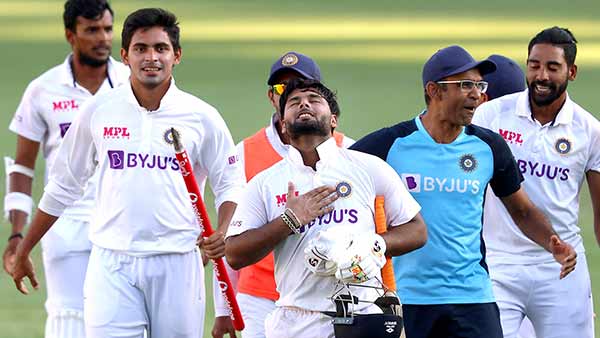 விமர்சனங்கள் தாக்கியது 