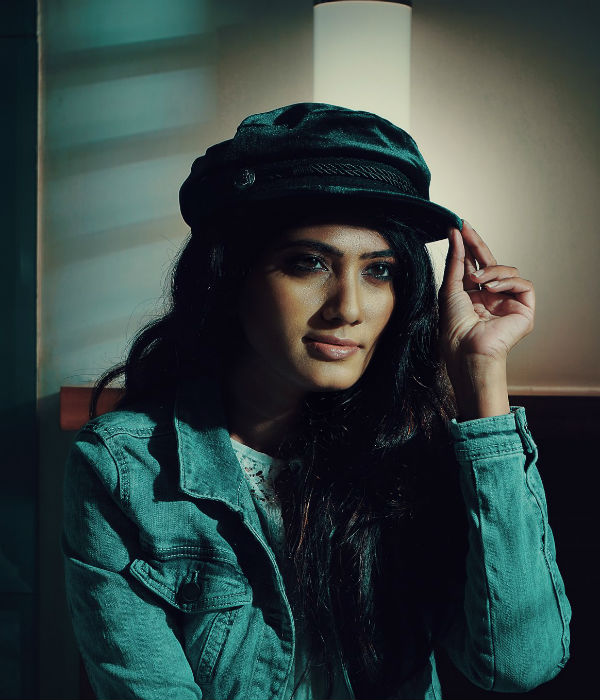 பட்டனைக் கழற்றி விட்டு 