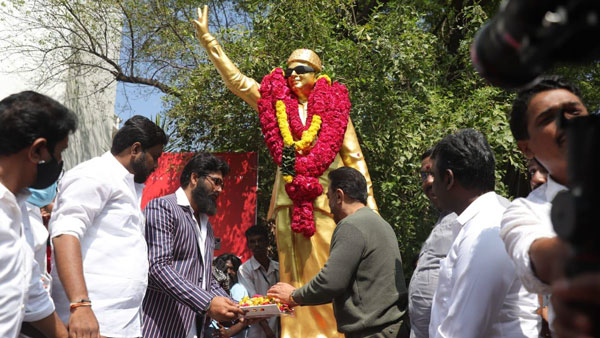 Kamal Haasan pays tribute to MGR statue in Ramapuram 