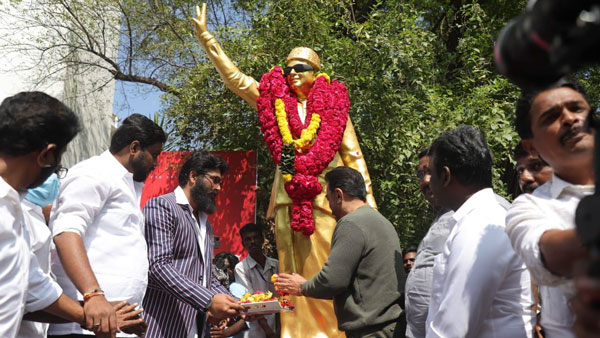 Kamal Haasan pays tribute to MGR statue in Ramapuram 