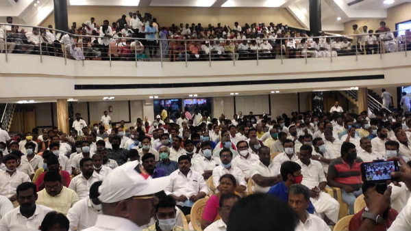 சமூக இடைவெளியுடன் ஆலோசனை 