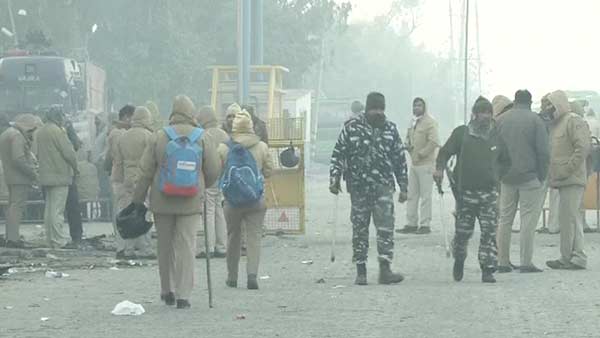 விலகிய போலீஸ் படை 