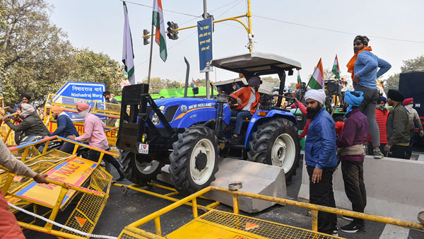 பல போலீசார் காயம் 