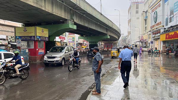 Moderate rain lashes in Chennai 