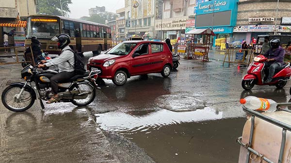 Moderate rain lashes in Chennai 