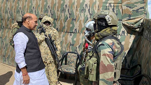 இந்தியா வீரர்களைக் குறைக்காது