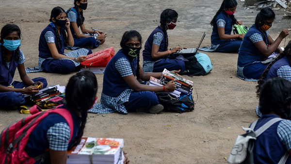 சீருடையில் மாணவர்கள் 