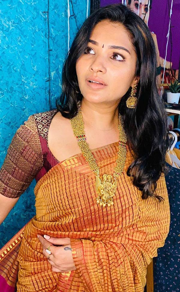 கிறங்கடிக்கும் பிளவுஸ் 