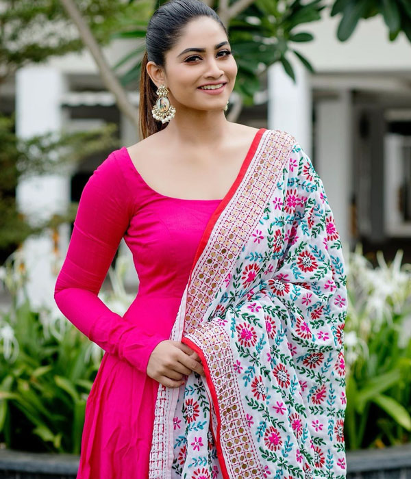 நாலு மணிக்கு ஷிவானி 