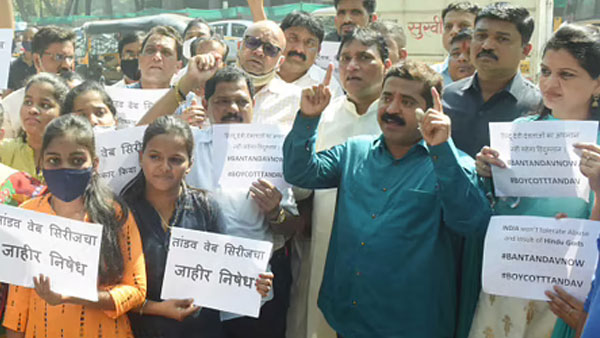 இயக்குனர் மீது வழக்கு இயக்குனர் மீது வழக்கு