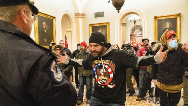 போராடியவர்கள் மீது துப்பாக்கிச் சூடு 