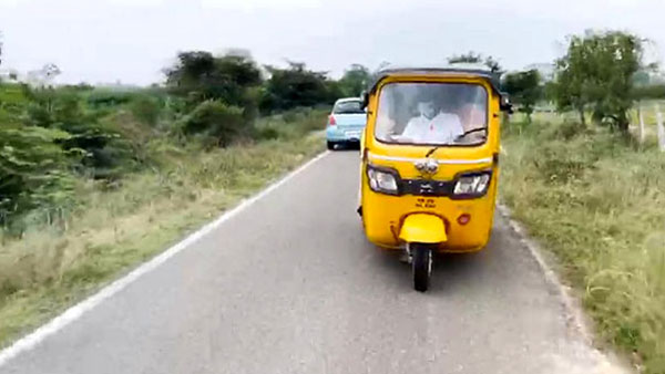 ஆட்டோ ஓட்டினார் 