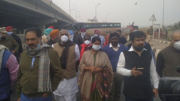Farmers Protest: Opposition MPs stopped by police at Ghazipur border 