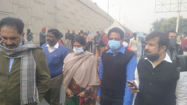 Farmers Protest: Opposition MPs stopped by police at Ghazipur border 