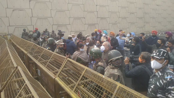 Farmers Protest: Opposition MPs stopped by police at Ghazipur border 