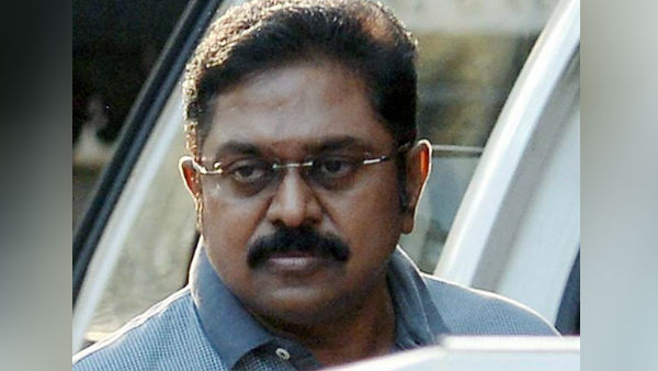 வரவேற்க தயாராகும் தொண்டர்கள் 