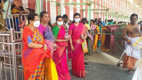 DMK leader Stalin wife Durga Sami darshan in Thiruchendur 