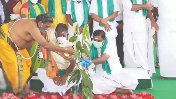 முதல்வர் அடிக்கல் நாட்டினார் முதல்வர் அடிக்கல் நாட்டினார்