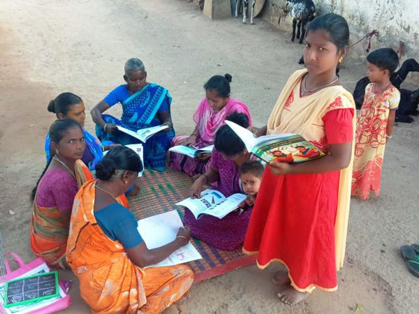 கையை பிடித்து பாடம் சொல்லி கொடுக்கிறார் கையை பிடித்து பாடம் சொல்லி கொடுக்கிறார்