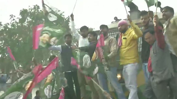 நாடு முழுவதும் ரயில் மறியல் நாடு முழுவதும் ரயில் மறியல்