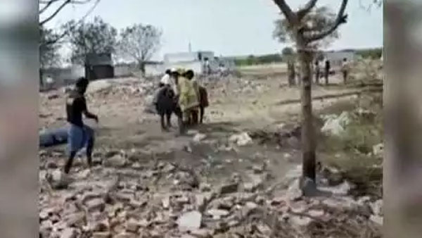 சாத்தூர்: விருதுநகர் மாவட்டம் சாத்தூர் அருகே நிகழ்ந்த பட்டாசு ஆலை வெடி விபத்தில் சிக்கி உயிரிழந்தவர்களின் எண்ணிக்கை 14 ஆக அதிகரித்துள்ளது. காயமடைந்தவர்கள் அதிக தீ காயங்களுடன் சிவகாசி, சாத்தூர் மருத்துவமனைகளில் சிகிச்சை பெற்று வருவதால் பலி எண்ணிக்கை மேலும் அதிகரிக்கும் என்ற அச்சம் எழுந்துள்ளது. சாத்தூர் அருகே உள்ள ஏழாயிரம்பண்ணையைச் சேர்ந்த சந்தனமாரி என்பவருக்குச் சொந்தமான ஸ்ரீ மாரியம்மாள் என்ற பெரியரில் பட்டாசு ஆலை அச்சங்குளத்தில் இயங்கி வருகிறது. நாக்பூரில் உள்ள மத்திய பெட்ரோலியம் மற்றும் வெடிப்பொருள் கட்டுப்பாட்டுத் துறையின் அனுமதிபெற்று இயங்கும் இந்த ஆலையில் 35க்கும் மேற்பட்ட அறைகளில் பேன்ஸி ரக பட்டாசுகள் தயாரிக்கப்பட்டு வந்தன. இந்நிலையில் வழக்கம்போல் ஆலையில் பட்டாசு உற்பத்தி மேற்கொள்ளப்பட்டது. அப்போது, ஓர் அறையில் பட்டாசுகளுக்கு மருந்து செலுத்தும்போது உராய்வு ஏற்பட்டு திடீரென வெடி விபத்து ஏற்பட்டது. அந்த அறையில் ஏற்பட்ட தீ அடுத்தடுத்த அறைகளுக்கும் பரவியது. இதனால் அடுத்தடுத்து உள்ள 6 அறைகளிலும் பட்டாசுகள் வெடித்துச் சிதறி விபத்து ஏற்பட்டது. இடிபாடுகளில் சிக்கி 9 தொழிலாளர்கள் சம்பவ இடத்திலேயே உயிரிழந்தனர். சம்பவ இடத்திற்கு வந்த தீயணைப்பு வீரர்கள் தீயை அணைத்து இடிபாடுகளில் சிக்கியவர்களை மீட்டனர். இந்த விபத்தில் 36 பேர் காயமடைந்துள்ளனர். தகவலறிந்த ஏழாயிரம்பண்ணை போலீஸார் மற்றும் சாத்தூர், சிவகாசி, கோவில்பட்டி தீயணைப்பு வீரர்கள் விரைந்து சென்று மீட்புப் பணியில் ஈடுபட்டனர். உயிரிழந்தவர்களின் சடலங்கள் மற்றும் காயம்பட்ட நபர்கள் அனைவரும் மீட்கப்பட்டு கோவில்பட்டி, சாத்தூர், சிவகாசி அரசு மருத்துவமனைக்கு அனுப்பிவைக்கப்பட்டனர். சிவகாசி மருத்துவமனையில் சிகிச்சை பெற்று வரும் 6 பேர் 80 சதவிகிதத்திற்கும் மேற்பட்ட தீ காயங்கள் ஏற்பட்டுள்ளதாக தகவல் வெளியானது. 3 பேர் சிகிச்சை பலனின்றி உயிரிழந்த நிலையில் சிவகாசி மருத்துவமனையில் இருந்து மதுரை மருத்துவமனைக்கு கொண்டு செல்லும் வழியில் 2 பேர் உயிரிழந்தனர். இதன் மூலம் உயிரிழந்தவர்களின் எண்ணிக்கை 14 ஆக உயர்ந்துள்ளது. விருதுநகர் மாவட்டம் சாத்தூர், சிவகாசி சுற்றுவட்டாரப்பகுதிகளில் ஆயிரக்கணக்கான சிறிய, பெரிய பட்டாசு ஆலைகள் உள்ளன. தீபாவளி விடுமுறை முடிந்து கடந்த இரண்டு மாதங்களுக்கு முன்புதான் மீண்டும் பணிகள் தொடங்கியுள்ளன. இந்த சூழ்நிலையில் இன்று விபத்து ஏற்பட்டுள்ளது. சம்பவ இடத்தில் மாவட்ட ஆட்சியர் ரா.கண்ணன், எஸ்.பி. பெருமாள் ஆகியோர் பார்வையிட்டு விசாரணை மேற்கொண்டனர். மேலும், விபத்து குறித்து ஏழாயிரம்பண்ணை காவல்துறையினர் வழக்குப் பதிந்து விசாரணை மேற்கொண்டு வருகின்றனர். பேன்ஸி ரகப் பட்டாசுகள் தயாரிக்கும்போது இதுபோன்ற விபத்துகளும், உயிரிழப்புகளும் ஏற்பட்டுவருவதாக, பட்டாசு ஆலை போர்மென் ஒருவர் கூறினார். விபத்துக்குள்ளான பட்டாசு ஆலை விதிமீறலாகக் குத்தகைக்கு விடப்பட்டுள்ளதாக விசாரணையில் தெரியவந்துள்ளது. 