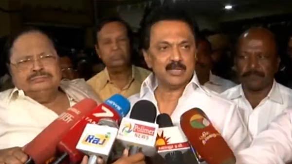 பொய் சொல்கிறார் பொய் சொல்கிறார்