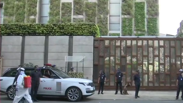 1 மணிக்கு வந்த கார் 