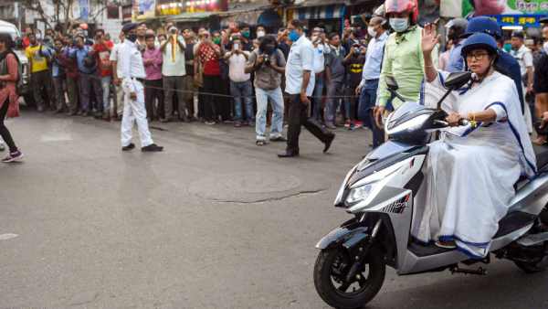 cm mamata banerjee nearly falls while driving electric scooter 