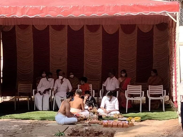 தனுஷ் வீட்டு பூஜை 