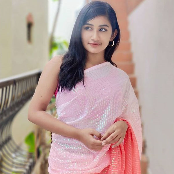 பாவாடை தாவணியில் 