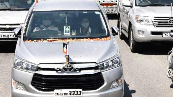 காரில் அதிமுக கொடி 