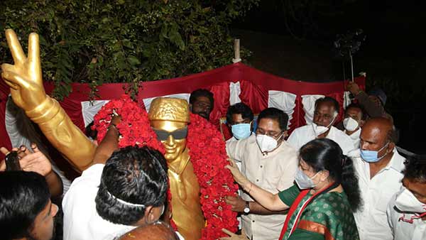  Sasikala reached Ramapuram garden and pays tribute to MGR statue 