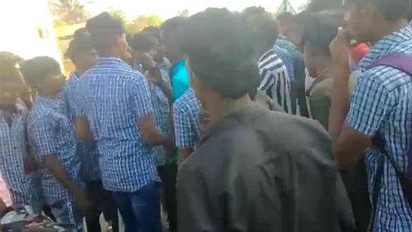  இரு கோஷ்டிகள் மோதல் 