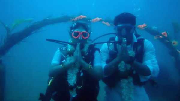  தாலி கட்டி வெளியே வந்தனர்