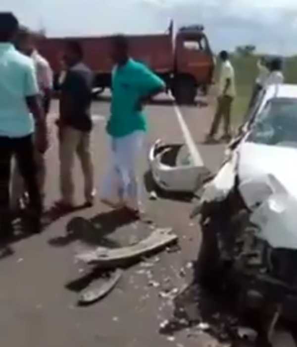 வாகனமும் சேதம் வாகனமும் சேதம்