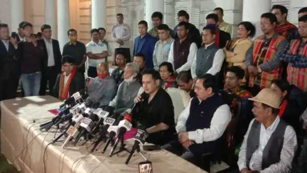  சங்கமித்த கட்சிகள்