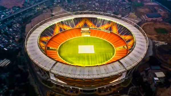  ரிலையன்ஸ், அதானி முனை