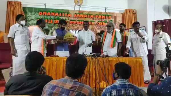 தாமரை மலரும் 