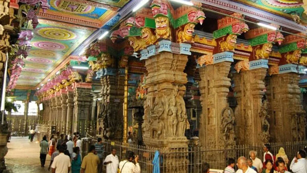 உலகப்புகழ் பெற்ற மீனாட்சி அம்மன் கோவில் 