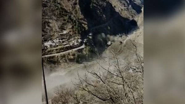 பனிப்பாறை உடைந்தது 