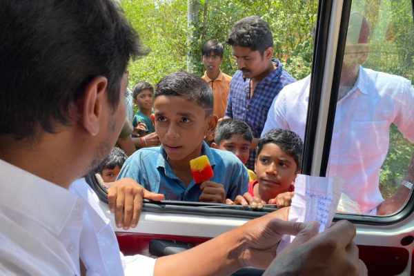 A boy petitioned Udayanidhi Stalin while eating stick ice 